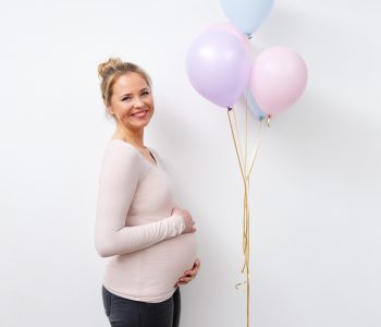 Folsäuremangel: Schwangere Frau mit Luftballons