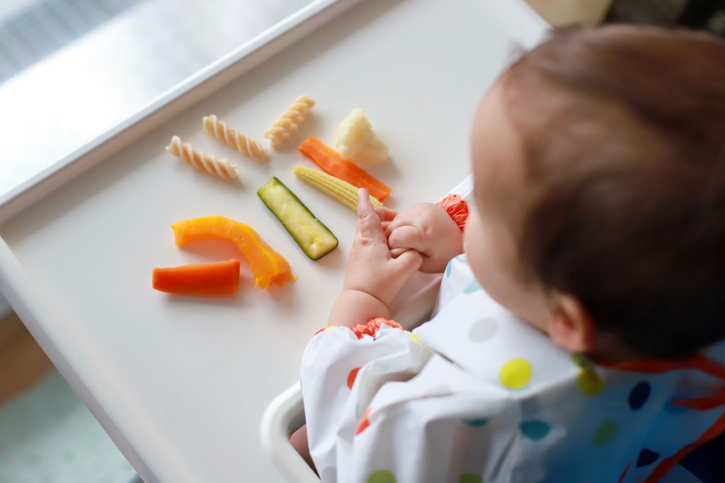 Kinder vegetarisch ernähren: Kind isst Gemüse