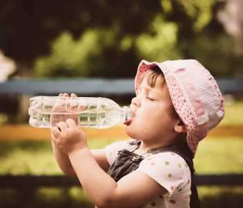 Überhitzung im Sommer: Kind trinkt