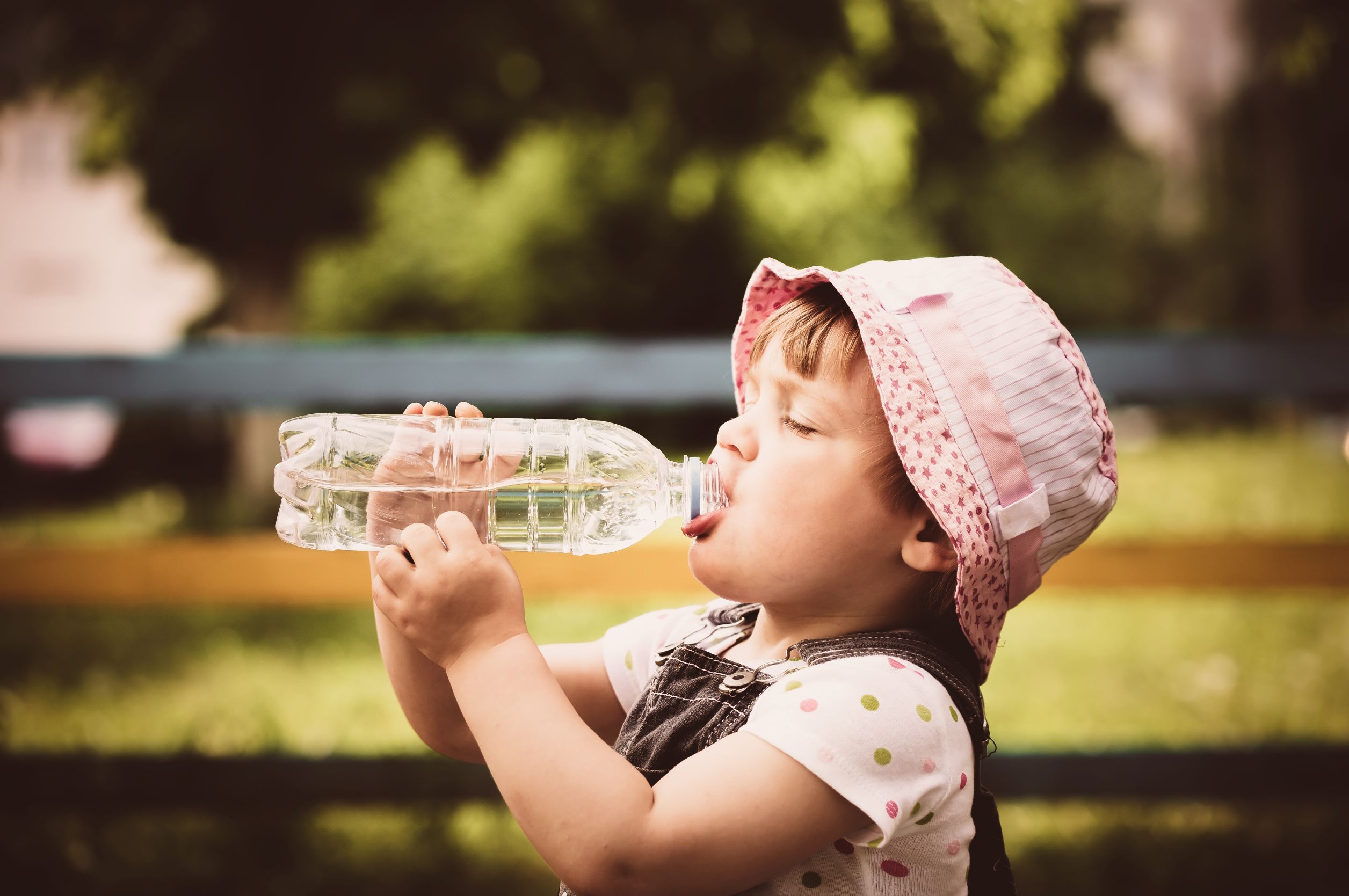 Überhitzung im Sommer: Kind trinkt