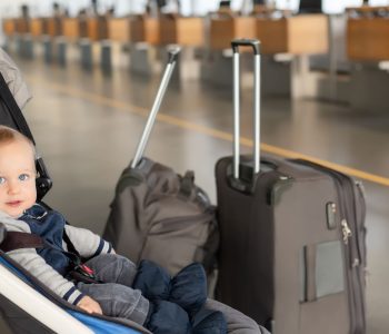 Reisen mit Kindern: Baby am Flughafen
