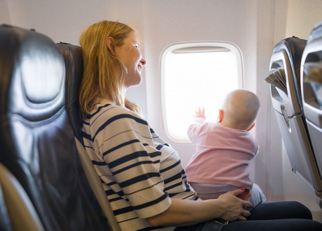 Mutter und Baby im Flugzeug