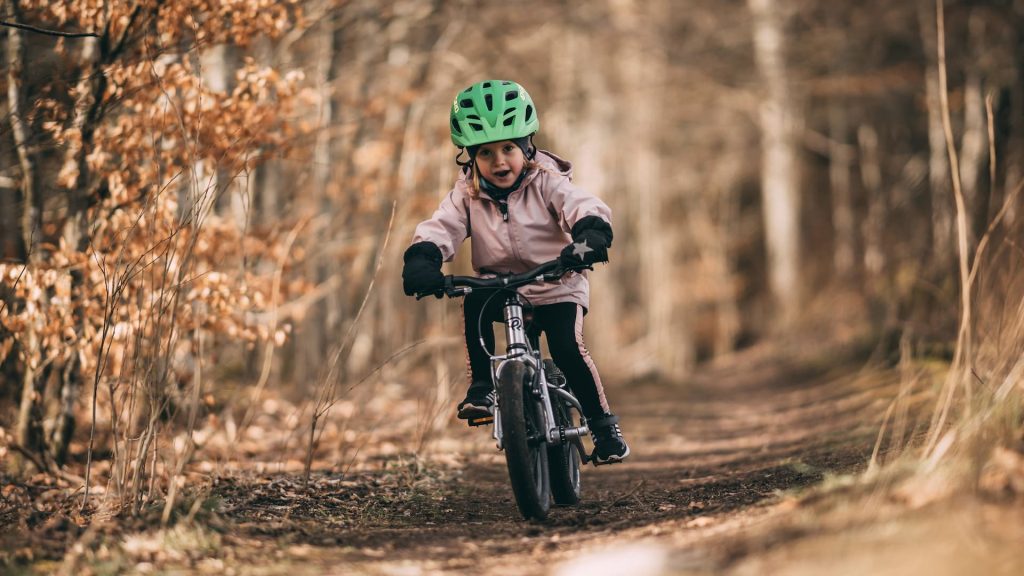 Kind radelt durch den Wald - Copyright Early Rider