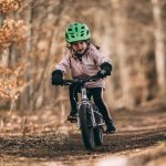 Kind radelt durch den Wald - Copyright Early Rider