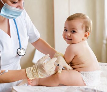 Baby erhält Impfung
