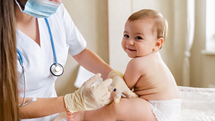 Baby erhält Impfung