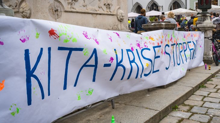 Kita-Krise - das Bild zeigt einen Banner bei einer Demonstration in Freising