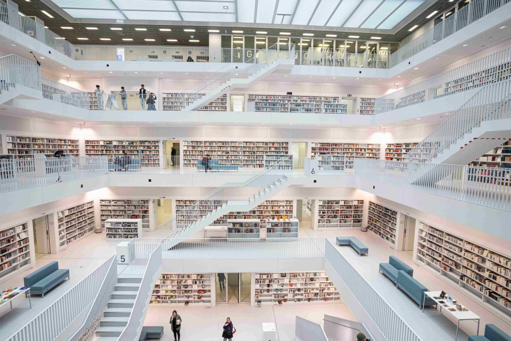 Blick in die Stadtbibliothek - ein Winterausflugstipp in Stuttgart